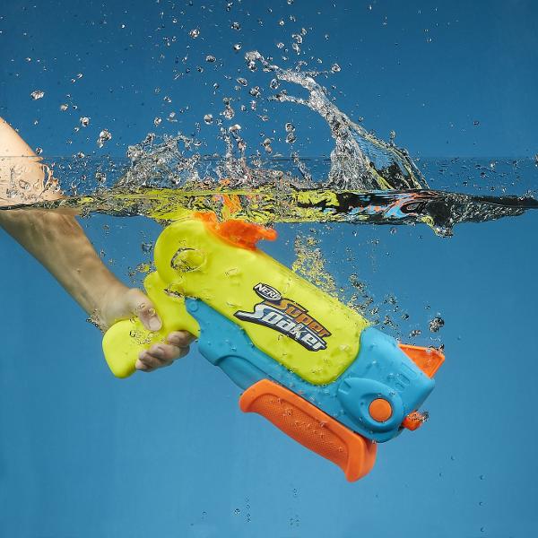 Valuri de apa Blasterul de apa Nerf Super Soaker Wave Spray dezlantuie un val de apa care urca si coboara intr-o miscare ondulata si racoroasa Duza se misca pe masura ce pompezi blasterul creand un val uluitor care uda pe toata lumea in jocuri distractive in aer liber Iesi la distractie in curte cu blasterul cu apa Nerf Super Soaker Wave Spray Este un cadou grozav pentru baietii si fetele de 6 ani si creeaza valuri de distractie pentru adolescenti si adulti Usor de folosit Umple 
