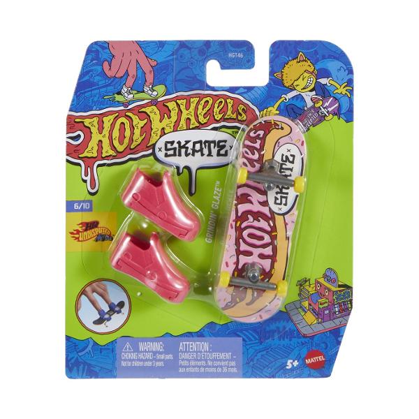 Stapaneste cele mai spectaculoase trucuri pe un deck Hot Wheels Skate conceput cu colaborarea Hot Wheels si a iconicul skateboarder Tony Hawk Fiecare placa vine cu un set detasabil de pantofi de skate care va tin degetele de la picioare in loc in timp ce stapaniti tehnicile si trucurile de la bord Iubitorii de pantofi sport vor adora designul si stilul acestuia Colectia completa de placi ofera imagini uimitoare si focalizare combinand geniul creativ al lui Hot Wheels si Tony Hawk Fiecare 