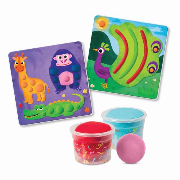 Un set de lucru cu continut educational care il invata pe copil sa decoreze cartonase pre-imprimate folosind plastilina creand bile si zigzaguri cu mainile Copilul invata sa experimenteze cu culori si texturi dezvoltandu-si abilitatile motorii fine in timp ce decoreaza cartonase Realizeaza bile mici si linii cu diferitele culori de plastilina si completeaza imaginile cu animale pas cu pas Fa animalele sa para reale si cunoaste-ti propria lume Set ideal pentru distractie invatare si timp 