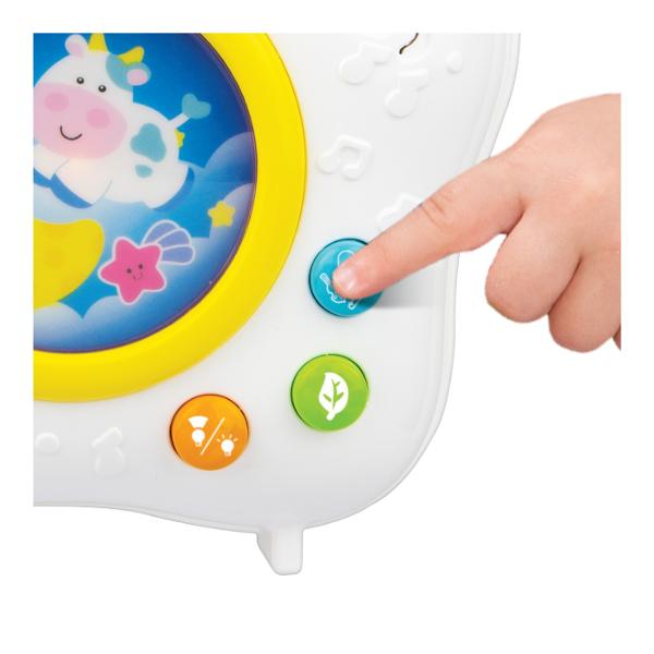 Proiectorul Winfun transforma camera copilului intr-un loc magic plin de culoare si sunete relaxante Acesta proiecteaza o scena colorata rotativa si ofera trei moduri de selectie animatii sunete din natura si modele de iluminare Fiecare mod aduce o combinatie diferita de lumini si melodii creand o atmosfera calmanta pentru micutul tau Cu melodii de leagan linistitoare si efecte sonore proiectorul ajuta la relaxarea celor mici inainte de somn De asemenea ofera trei optiuni de setare 