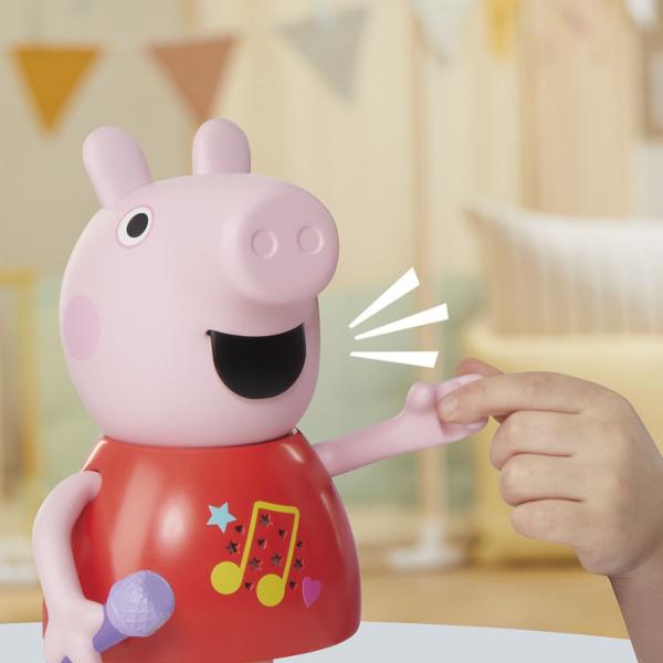 Cu peste 50 de expresii cantece si efecte sonore Purcelusa Peppa care vorbeste si canta va face ora de joaca mult mai distractiva Aceasta jucarie super draguta pentru fete si baieti vorbeste joaca &bdquoI Spy&rdquo si canta 4 melodii schimbarea modului se face usor prin miscarea microfonului in sus sau in jos Copiii ii pot misca bratul pentru a-i face gura sa se miste si o vor putea auzi vorbind sau cantand Micii purcelusi o pot face pe Peppa sa pretinda ca sare in balti noroioase 