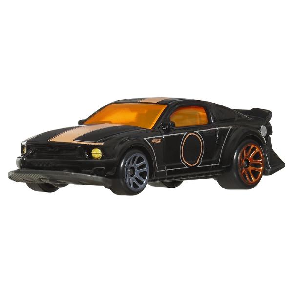 Pachetul multiplu Hot Wheels HW Legends va da viata oricarei colectii de masini cu sase masini si camioane de jucarie Fiecare vehicul turnat sub presiune este considerat o legenda Hot Wheels si prezinta o executie decorativa mai rafinata decat masinile Hot Wheels Basic Pachetul multiplu Hot Wheels HW Legends aduce in prim-plan sase vehicule emblematice perfecte pentru pasionatii de masini si colectionari Fiecare masina este reprodusa si turnata sub presiune oferind detalii impresionante si 