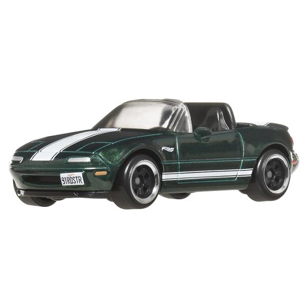 Du-ti jocul la nivelul urmator cu setul Hot Wheels Streets of Japan Acest set de sase vehicule prezinta modele japoneze turnate frumos atat moderne cat si vintage intr-o versiune complet finisata din metal Setul Hot Wheels Streets of Japan contine 6 vehicule Hot Wheels care celebreaza industria auto japoneza Da un impuls unei colectii Hot Wheels existente cu acest set de 6 piese sau intra direct in joc pentru a incepe o serie complet noua O idee grozava de cadou pentru colectionarii de 