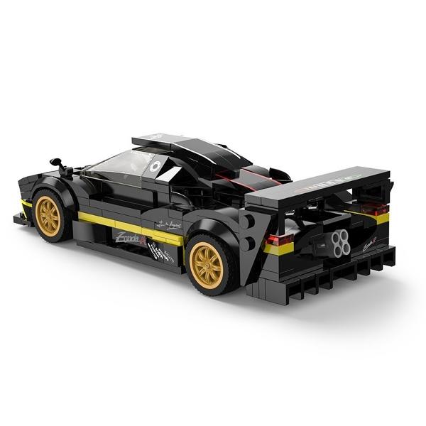 Kitul de constructie Pagani Zonda R negru de la Rastar este o jucarie spectaculoasa care imbina perfect distractia cu atentia la detalii fiind potrivita pentru copiii de peste 6 ani si pentru toti pasionatii de supermasini Acest model realizat la scara 128 reproduce fidel designul agresiv si aerodinamic al legendarului Pagani Zonda R in varianta sa de culoare neagra accentuata de detalii galben-verde si jante aurii Setul contine piese din plastic rezistent usor de asamblat si ofera o 