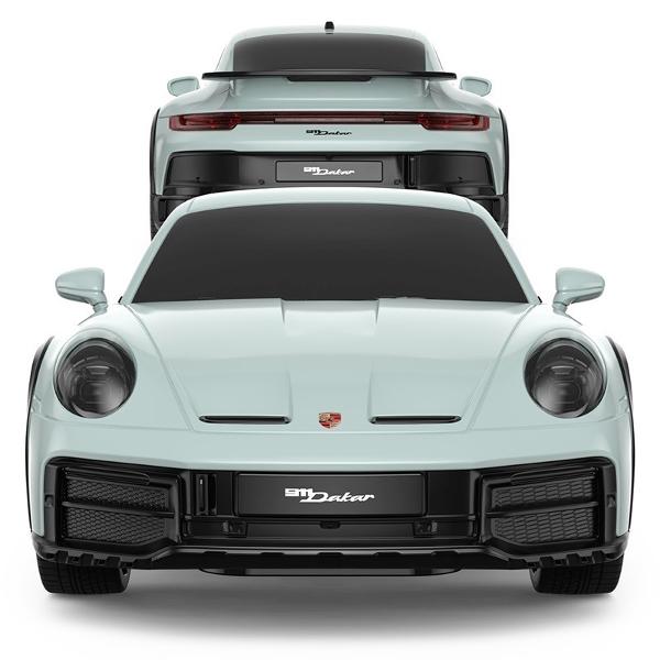 Copilul dumneavoastra se poate juca in voie cu masina cu telecomanda Porsche 911 DAKAR scara 1 la 24 oferita de brandul international Rastar Nicio cursa nu este imposibil de castigat cu acesta masinuta replica oficiala cu licenta a modelului original construita cu mare atentie la detalii Masinuta are proportiile ideale pentru momente pline de distractie si amuzament Masinuta functioneaza pe frecventa de 24GAlimentarea se face astfel  pentru masinuta sunt necesare 3 baterii tip AA  iar 