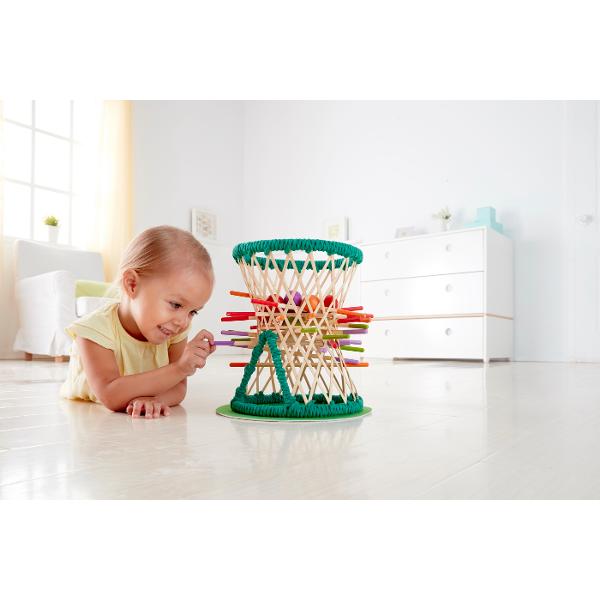 Poti scoate un bat fara sa dai jos o singura bila de lemn Acest joc distractiv poate fi jucat in trei moduri diferite pentru a completa toate nivelurile Fabricat din bambus Acest joc stimuleaza dexteritatea si abilitatile de rezolvare a problemelor Jucatorii pot sorta si numara betele si mingileJucariile sunt realizate din lemn folosind materiale ecologice vopsite in culori atragatoare cu vopsele nontoxice care depasesc cele mai inalte si stricte standarde internationale de siguranta si 