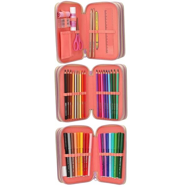 Penar Triplu Echipat TOPModel AOP Girl Power – Design Bej cu Imprimeuri ColoratePenarul echipat TOPModel AOP Girl Power este alegerea ideala pentru scoala combinand un design vesel si plin de energie cu functionalitate maxima Cu un motiv mare pe fata si doua modele atragatoare penarul este decorat cu imprimeuri colorate pe toate partile aducand un plus de personalitateUn detaliu special este dat de fermoarele in culori contrastante care ofera un 