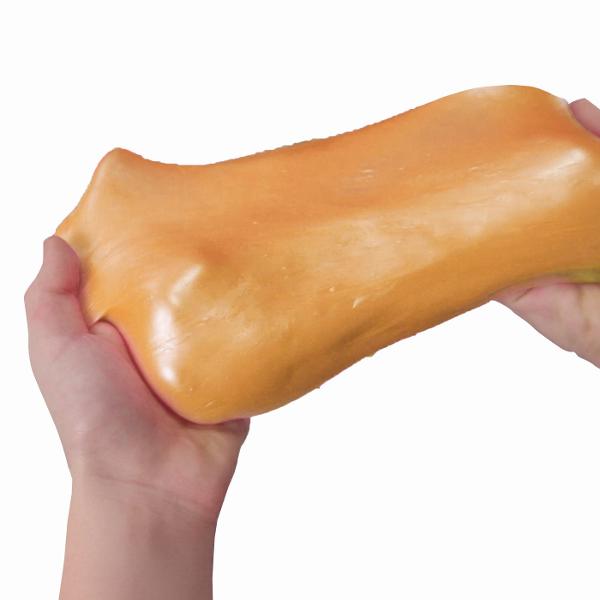 O noua pasiune zaharoasa Amesteca creeaza decoreaza fa poze si stoarce-le Conceput pentru cea mai virala tendinta slimy de pe internet Deveniti un adevarat bucatar Amesteca diferite ingrediente Slimy si creeaza bunatati care arata exact ca cele reale Decoreaza-le asa cum iti place Fa poze Inregistreaza-l Impartaseste-o cu cei dragi Tine-l sau strange-l pentru a face cel mai cremos si mai special Slimy Pachetul contine 8 borcanase diferite de slime