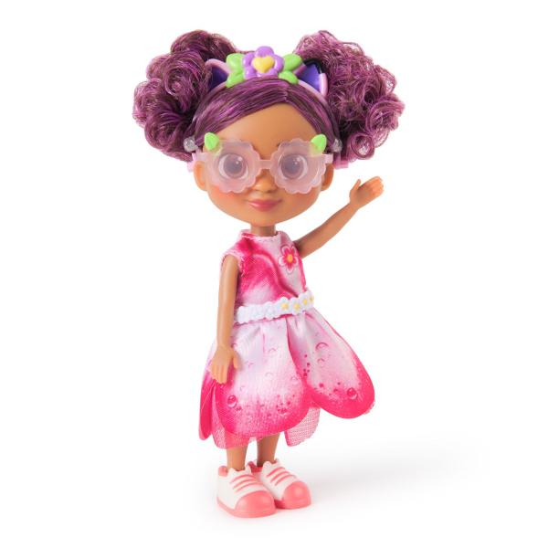 Intra in lumea magica a filmului Gabby&39s Dollhouse cu papusa cu accesorii Imbracata intr-o rochita roz stralucitoare si accesorizata cu o bentita adorabila cu urechi de pisicuta Gabby este gata pentru cele mai frumoase aventuri de gradina Papusa include si accesorii tematice precum o pereche de pantofi si un bol decorativ oferind copiilor ocazia sa creeze scenarii pline de farmec si distractie Perfecta pentru micii fani ai serialului si filmului Gabby&rsquos Dollhouse aceasta 