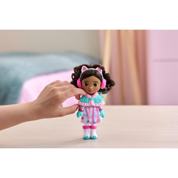 Intra in lumea magica a filmului Gabby&39s Dollhouse cu papusa cu accesorii Imbracata intr-o rochita roz stralucitoare si accesorizata cu o bentita adorabila cu urechi de pisicuta Gabby este gata pentru cele mai frumoase aventuri de gradina Papusa include si accesorii tematice precum o pereche de pantofi si un bol decorativ oferind copiilor ocazia sa creeze scenarii pline de farmec si distractie Perfecta pentru micii fani ai serialului si filmului Gabby&rsquos Dollhouse aceasta 