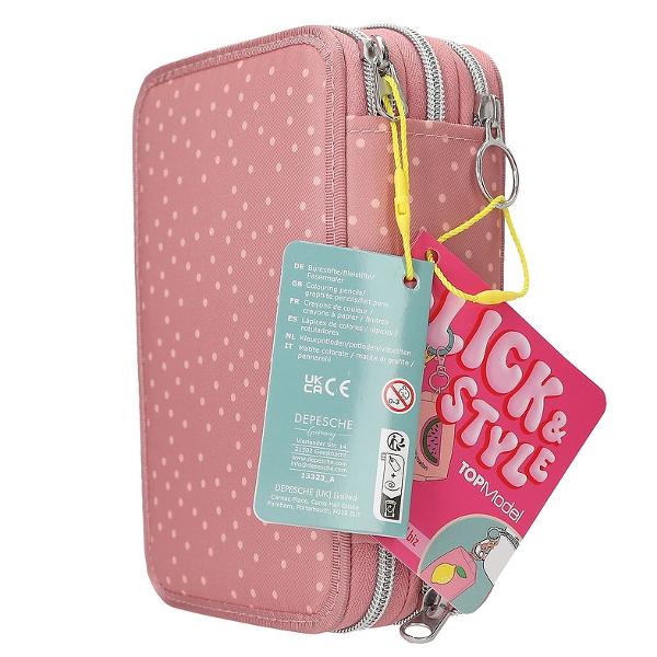 Maimu&539;ic&259; extrem de dr&259;gu&539;&259; penarul roz pal cu trei compartimente de la TOPModel prezint&259; buline portocalii vesele de jur împrejur &537;i o maimu&539;ic&259; elaborat aplicat&259; cu un pui de maimu&539;&259; pe spate pe fa&539;&259; Fructul mic ata&537;at de o panglic&259; scurt&259; poate fi strecurat în spatele bra&539;ului maimu&539;ei f&259;cându-o s&259; par&259; c&259; îl &539;ine în bra&539;e Cele 