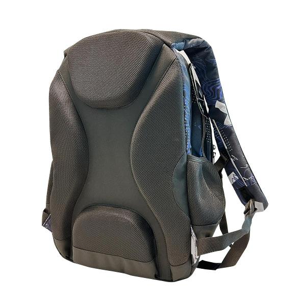 Acest ghiozdan usor este proiectat anatomic si realizat dintr-un material impermeabil Confortul este asigurat de spatele buretat respirabil si ergonomic alaturi de bretelele ajustabile si buretate echipate cu o catarama pe piept pentru o fixare sigura si confortabila Aceasta catarama include si un fluier integrat util in situatii de urgentaCaracteristici specialeGhiozdanul poate fi complet separat in doua rucsacuri independente diferite ca 