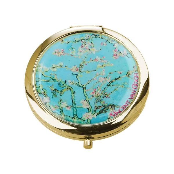 Un accesoriu delicat care aduce farmecul artei direct în geanta ta Aceast&259; oglind&259; de buzunar decorat&259; cu motive inspirate din celebra lucrare Almond Blossoms a lui Vincent van Gogh combin&259; utilitatea cu rafinamentul artistic Fiecare detaliu eman&259; elegan&539;&259; este compact&259; ambalat&259; cu bun-gust &537;i creat&259; cu grij&259; în Polonia; ideal&259; pentru retu&537;&259;ri rapide în timpul 