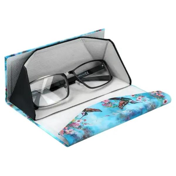 Îmbun&259;t&259;&539;e&537;te-&539;i stilul zilnic cu un accesoriu care îmbin&259; utilitatea cu arta Acest etui pliabil elegant decorat cu motive florale &537;i colibri protejeaz&259; lentilele tale într-un mod sofisticat &537;i estetic Compact u&537;or &537;i proiectat în Polonia este alegerea perfect&259; pentru cineva care apreciaz&259; detaliile rafinate &537;i designul expresivp data-start1664 