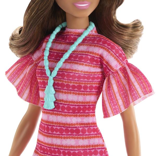 Papusa Teresa din &bdquoReteta de prietenie Barbie si Teresa&rdquo da viata indragitului personaj in timp ce recreeaza scene si creeaza noi povesti Poarta o frumoasa rochie roz cu model si maneci cu volane pe care fanii o vor recunoaste din film Accesoriile ei - botine albe o poseta albastru deschis si un colier cu ciucuri - sunt complementul perfect pentru a o imbraca elegant si a te distra povestind Papusa de moda are parul lung si saten coafat in buclele ei caracteristice 