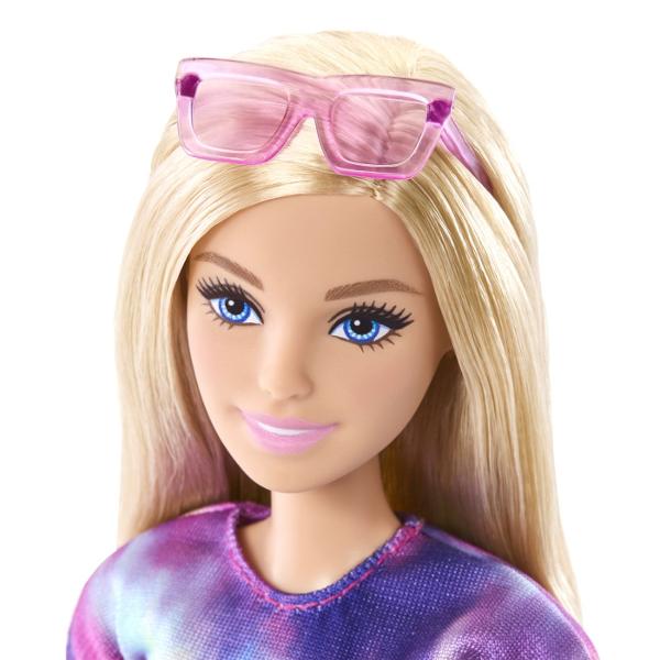 Poti crea tot felul de povesti de detectiv cu papusa Barbie &39Malibu&39 inspirata din seria Barbie Mysteries Beach Detectives Aceasta papusa de moda aduce personajul la viata purtand tricoul sau emblematic si pantaloni scurti din blug cu cusaturi roz Aspectul este completat cu bocanci sport inalti si ochelari de soare care seamana cu cei pe care ii poarta pe ecran Copiii si fanii de 3 ani si peste vor adora sa reproduca scene si sa isi imagineze propriile lor mistere Papusa nu 
