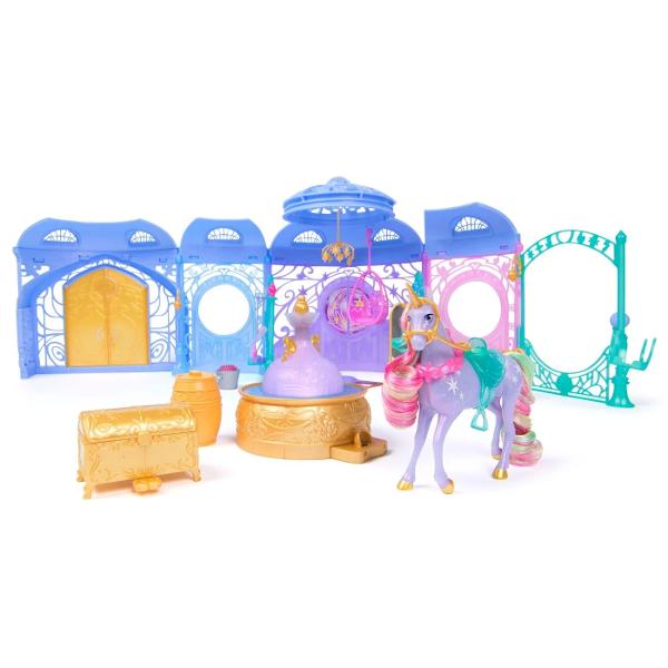 Paseste intr-o lume plina de magie alaturi de Wildstar unicornul exclusiv din seria Unicorn Academy Acest set spectaculos include o fantana iluminata cu sunete magice si un grajd elegant unde unicornii se pot relaxa si pregatiti pentru noi aventuri Cu peste 24 de accesorii tematice si un decor impresionant de aproape 1 metru lungime setul ofera o experienta de joaca fascinanta si interactiva Copiii pot activa efecte de lumina si sunet pentru a recrea atmosfera fermecata din serialul 