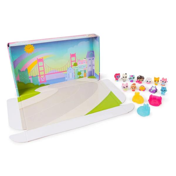 Porneste intr-o aventura adorabila cu personajele tale preferate din Gabbys Dollhouse Filmul Acest set special contine 15 piese inclusiv figurine in miniatura si suporturi pentru expunere inspirate direct din film Cutia se transforma intr-un decor de film oferind copiilor ocazia sa recreeze scene emblematice sau sa inventeze propriile povesti Figurinele sunt viu colorate