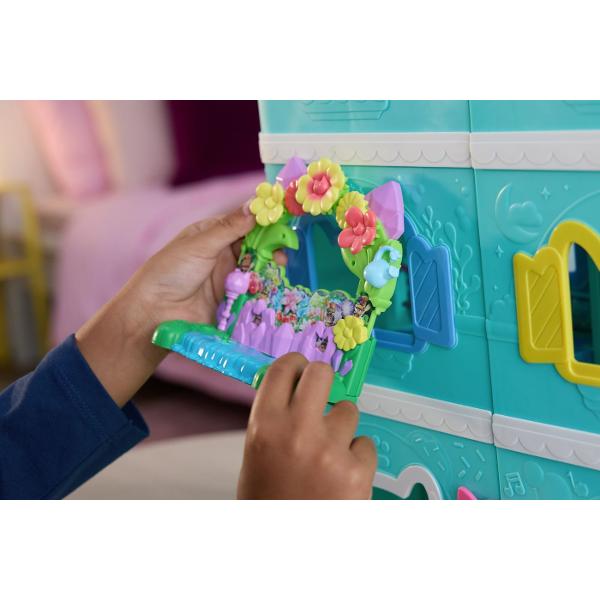 Intra in lumea distractiei alaturi de MerCat si prietenii sai Acest set de joaca colorat inspirat din universul Gabby&39s Dollhousei include balcon figurina MerCat si multiple accesorii tematice care transforma orice moment intr-o aventura captivanta Cu detalii inspirate din lumea marina si un design interactiv acest set incurajeaza joaca imaginativa si dezvoltarea creativitatii Continut 7 piese  figurina MerCat accesorii Potrivit pentru copii de peste 3 ani Acest pachet contine 