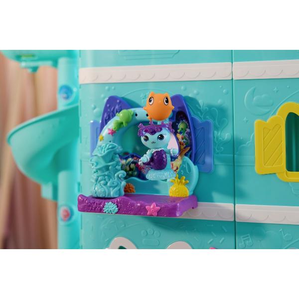 Intra in lumea distractiei alaturi de Gabby si prietenii sai Acest set de joaca colorat inspirat din universul Gabby&39s Dollhousei include balcon figurina si multiple accesorii tematice care transforma orice moment intr-o aventura captivanta Cu detalii inspirate din lumea marina si un design interactiv acest set incurajeaza joaca imaginativa si dezvoltarea creativitatii Continut 7 piese  figurina accesorii Potrivit pentru copii de peste 3 ani Acest pachet contine balconul acvariu 
