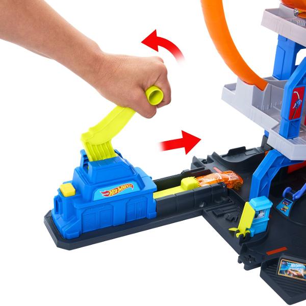 Intra in lumea aventurilor Hot Wheels cu Mega Garaj un set de joaca spectaculos cu 3 niveluri de actiune perfect pentru tinerii piloti care viseaza la curse ametitoare si cascadorii extreme Caracteristici spalatorie auto la parter  pentru un start curat inainte de cursa lansator Slam o singura apasare trimite masina in viteza pe cele doua benzi de competitie deviatoare de pista  schimba traseul si controleaza directia cursei cu o simpla rasucire lift manual actionat de copii  transporta 