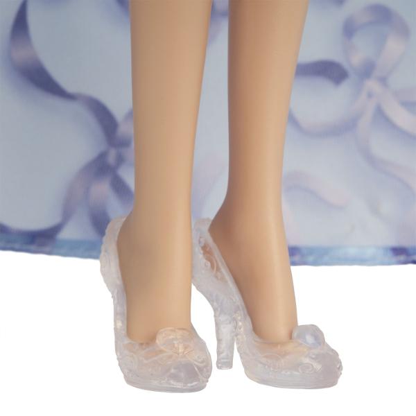 Sarbatoreste o zi de nastere speciala cu aceasta frumoasa papusa Disney Printesa Cenusareasa inspirata de indragitul personaj animat din filmul Disney Papusa Cenusareasa 30 cm este imbracata in stil festiv purtand o rochie eleganta cu corsaj cu panglici si maneci din tul cu volane Rochia ei este imprimata cu panglici de cadou albastre fanteziste si acoperita cu tul deschis la culoare Un peplum din tul cu buline completeaza aspectul fermecat al petrecerii Coafura eleganta a papusii 