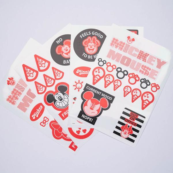 Set stickere Disney Mickey si Minnie 50 de abtibilduri rezistente la apa si reutilizabile produs licentiat Vrei sa iti personalizezi laptopul bicicleta jurnalul caietele valizaskateboardul sau oricare alt obiect Iti oferim aceasta oportunitate cu acest set de stickere Disney Mickey si Minnie produs licentiatPachetul include mai multe abtibilduri in diferite culori si modeleSunt rezistente la apa si se pot reutiliza Suprafata pe care se lipesc aceste stickere trebuie sa fie 