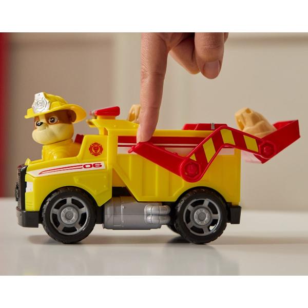 Alarma de incendiu a pornit Personajele sunt gata de actiune in misiunea de pompier la volanul vehiculului de salvare Fire Rescue Echipat cu furtunuri scara si detalii realiste acest camion transforma joaca intr-o experienta plina de adrenalina si eroism Figurinele poarta uniforma de pompier si sunt pregatite de actiune Continut 1 vehicul de pompieri si figurina Potrivit pentru copii de peste 3 ani Acest pachet contine personajul Rubble