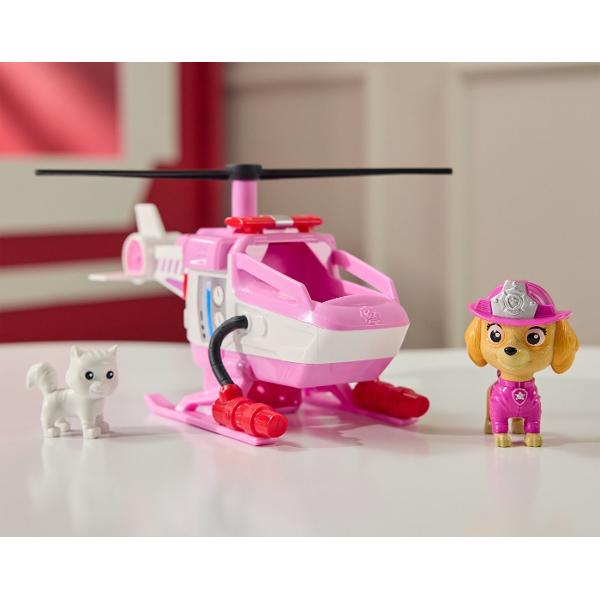 Alarma de incendiu a pornit Personajele sunt gata de actiune in misiunea de pompier la volanul vehiculului de salvare Fire Rescue Echipat cu furtunuri scara si detalii realiste acest camion transforma joaca intr-o experienta plina de adrenalina si eroism Figurinele poarta uniforma de pompier si sunt pregatite de actiune Continut 1 vehicul de pompieri si figurina Potrivit pentru copii de peste 3 ani Acest pachet contine personajul Skye