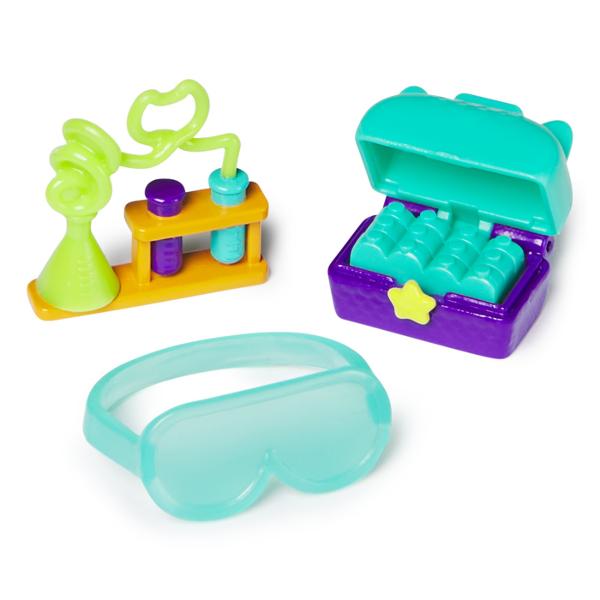 Faceti echipa cu Baby Box Cat pentru aventuri captivante in casuta de papusi Baby Box este imbracata in tinuta ei semnatura Gabby&rsquos Dollhouse si vine cu micul ei robot artizanal si distribuitorul ei de banda pentru pisicute Setul include de asemenea un raft de artizanat cu o activare ascunsa astfel incat sa puteti apasa sticla pentru a face sa apara alte borcane pe raft Apoi asa cum face Gabby in fiecare episod despacheteaza o casa de papusi pentru a descoperi o jucarie surpriza 