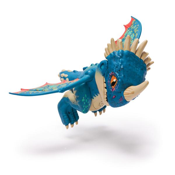 Aduceti aventura din How To Train Your Dragon acasa cu dragonul cu sunete Bucura-te de propriul tau Night Fury cu miscari realiste ale capului si stil autentic de film pe masura ce iti cunosti dragonul Dragonul prinde viata cu 25 de sunete diferite pe masura ce ii mangai capul Porneste-ti dragonul si trezeste-l cu o simpla atingere Aceasta jucarie dragon are dimensiunea potrivita pentru a fi luata din mers sau pentru a va bucura acasa de propriul dragon Baterii incluse Copiii isi pot 