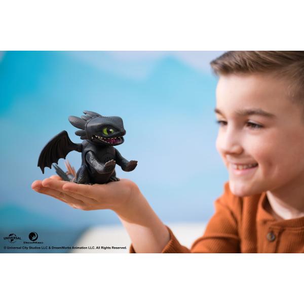 Aduceti aventura din How To Train Your Dragon acasa cu dragonul cu sunete Bucura-te de propriul tau Night Fury cu miscari realiste ale capului si stil autentic de film pe masura ce iti cunosti dragonul Dragonul prinde viata cu 25 de sunete diferite pe masura ce ii mangai capul Porneste-ti dragonul si trezeste-l cu o simpla atingere Aceasta jucarie dragon are dimensiunea potrivita pentru a fi luata din mers sau pentru a va bucura acasa de propriul dragon Baterii incluse Copiii isi pot 