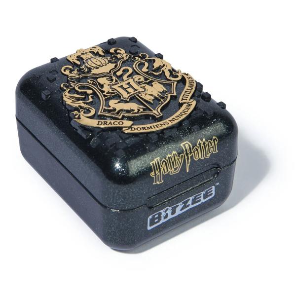 Dezvaluie magia lumii vrajitorilor cu Bitzee Harry Potter Personajele Bitzee Harry Potter reactioneaza la atingere miscare glisari si inclinari cu sunete si reactii fermecatoare la fiecare interactiune In interiorul capsulei stilizate negre si aurii de la Hogwarts colectioneaza 20 dintre vrajitorii vrajitoarele si creaturile tale preferate din Harry Potter inclusiv Harry 20 de personaje intr-o singura cutie Cu cat joci mai mult cu atat vei debloca mai multe Fiecare personaj ajunge 