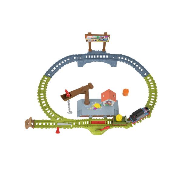 Copiii de varsta prescolara isi pot trimite bunul prieten Thomas in cursa prin statia Wayland pentru a ridica si livra vopsea cu acest set de tren si sina motorizat Thomas &amp Friends de la Fisher-Price Apasati comutatorul de deasupra motorului pentru a-l trimite pe Thomas sa alerge de-a lungul pistei Dar ai grija Pe masura ce Thomas trage camionul cu probleme peste pod cutiile de vopsea se vor clatina si se vor arunca din patul camionului Necesita 2 baterii AAA neincluse