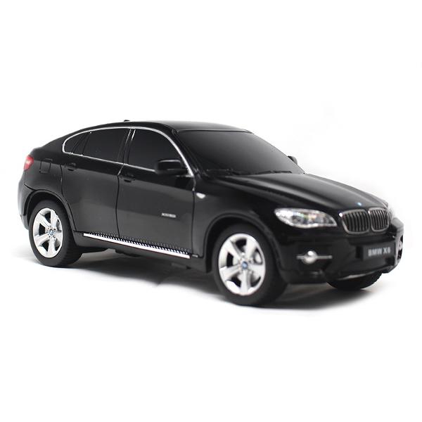 Copilul dumneavoastra se poate juca in voie cu masina cu telecomanda Bmw X5 scara 1 la 18 oferita de brandul international Rastar Nicio cursa nu este imposibil de castigat cu acesta masinuta replica oficiala cu licenta a modelului original construita cu mare atentie la detalii Masinuta are proportiile ideale pentru momente pline de distractie si amuzament avand dimensiunile in centimetri dupa cum urmeaza  275104105Masinuta functioneaza pe frecventa de 24GAlimentarea se face astfel 