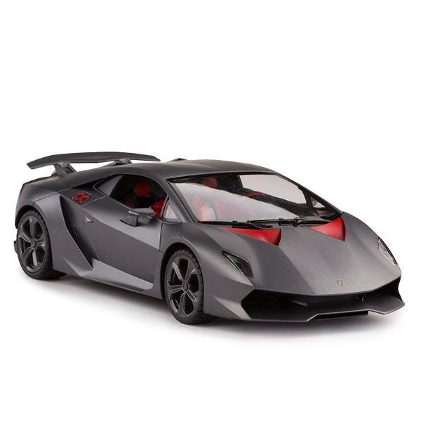 Copilul dumneavoastra se poate juca in voie cu masina cu telecomanda LAMBORGHINI SESTO ELEMENTO scara 1 la 14 oferita de brandul international Rastar Nicio cursa nu este imposibil de castigat cu acesta masinuta replica oficiala cu licenta a modelului original construita cu mare atentie la detalii Masinuta are proportiile ideale pentru momente pline de distractie si amuzamentMasinuta functioneaza pe frecventa de 24GAlimentarea se face astfel  pentru masinuta sunt necesare 5 baterii tip 