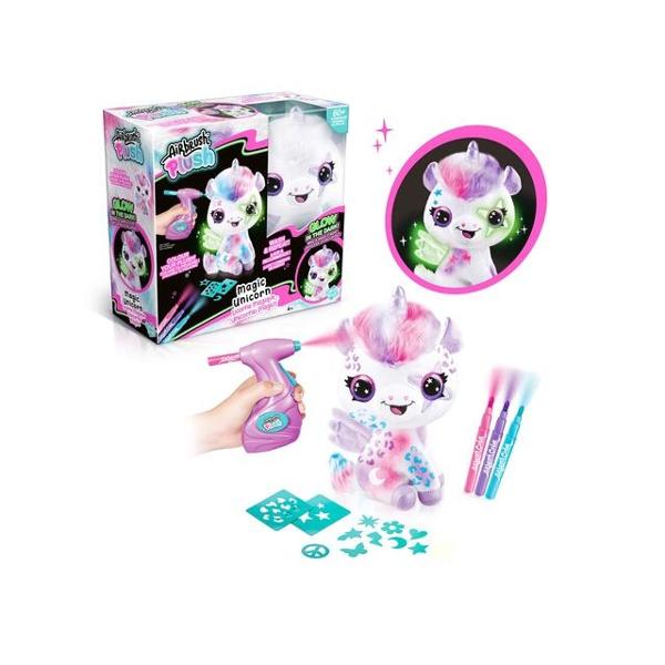 Personalizeaza-ti unicornul de plus Airbrush Plush si creeaza un prieten magic care straluceste in intuneric  Cu spray-ul markerele si sabloanele incluse copiii pot sa-si exprime creativitatea intr-un mod unic Procesul este simplu si super distractiv introduceti markerul colorat in aparatul de pulverizare si lasati inspiratia sa prinda viata Adorabilul unicorn de plus vine cu aripi frumos colorate care lumineaza in intuneric adaugand o nota de magie fiecarui design  Setul 