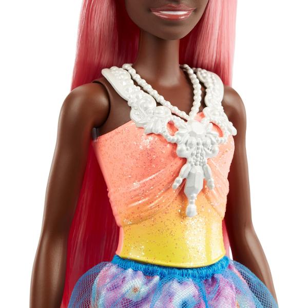 Papusile printesa Barbie&trade Dreamtopia cu aspect de basm le permit copiilor sa descopere o lume de povesti magice si sa experimenteze aventuri regale Aceste papusi printesa Barbie&reg cu un corset stralucitor cu efect de ombre si o fusta lunga de printesa cu imprimeu floral colorat si strat de tul inspira povestirea Pantofii asortati si o tiara detasabila cu detalii asemanatoare unei bijuterii completeaza aspectul regal Cu culorile curcubeului si detalii fantastice papusile 