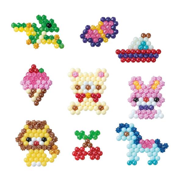 Acesta este setul original de creatie cu margele Aquabeads activate cu ajutorul apei Din 2004 copiii din intreaga lume au creat milioane de modele AquabeadsSetul de Margele Aquabeads - Easy Starter Set este perfect pentru incepatoriAsezati margelele pe tava pentru a va crea modelul dorit Cu ajutorul pulverizatorului pulverizati apa peste margele pentru a se lipi ”magic” impreuna Lasati-le sa se usuce iar modelul este gata Setul 