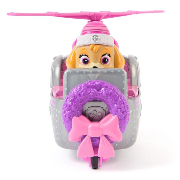 Vehiculul Patrula Catelusilor cu figurina aduce atmosfera festiva direct in joaca celor mici Masinile si elicopterul au design tematic de iarna decorate cu culori vesele detalii de Craciun si accesorii inspirate din sarbatori Fiecare vehicul este realizat cu atentie la detalii si este pregatit pentru misiuni speciale in sezonul rece Joaca devine mai distractiva cu vehicule rezistente usor de manevrat si perfect pentru o colectie completa Paw Patrol Aceste jucarii sunt ideale pentru 