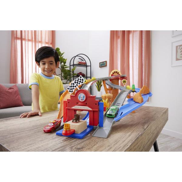 Pregateste-te de actiune cu setul Disney Cars Aceasta pista spectaculoasa de 96 cm aduce cursele si salvarile din Radiator Springs direct in camera copiilor Masinutele preferate inclusiv Fulger McQueen si Chick Hicks se intrec pe rampe periculoase evita obstacolele si salveaza prietenii aflati in dificultate Cu detalii realiste si o constructie robusta acest set ofera ore intregi de joaca dinamica si interactiva Ideal pentru fanii Cars care adora viteza aventura si povestile pline de 