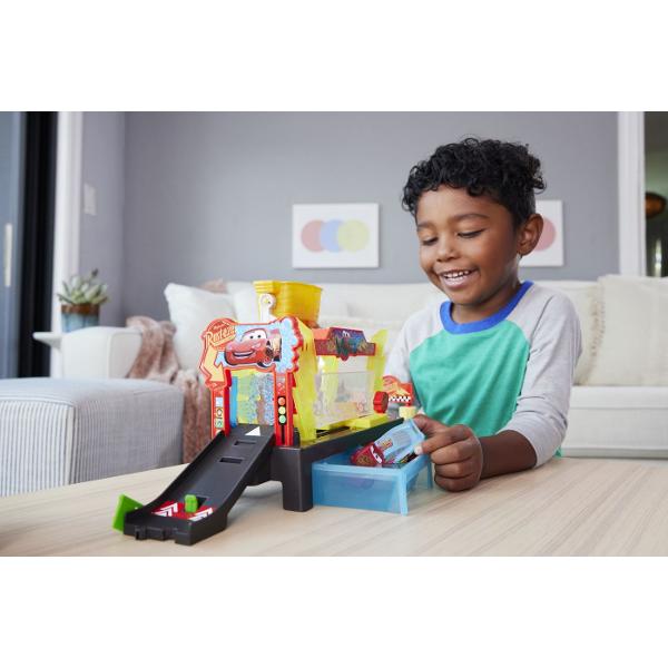 Pregateste-l pe Fulger McQueen pentru cursa cu setul Disney  Acest set interactiv de spalatorie transforma joaca intr-o experienta plina de actiune si culoare Foloseste apa rece si calda pentru a schimba culoarea masinutei si a descoperi efecte spectaculoase in timp real Copiii pot spala clati si usuca masina preferata inainte de a trimite din nou pe pista pentru noi aventuri Include o masinuta Color Changers Fulger McQueen si multiple zone de joaca pentru distractie fara sfarsit Perfect 