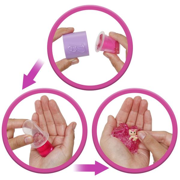 Deschide cutia si lasa magia petrecerii sa inceapa cu Barbie Party Unboxed Fiecare set ascunde 10 surprize incantatoare inclusiv o papusa Barbie misterioasa un animalut dragalas si accesorii sclipitoare care isi schimba culoarea Descopera fiecare cadou si creeaza un look unic pentru Barbie pregatit pentru o petrecere de neuitat Cu detalii stralucitoare si momente pline de suspans acest set ofera o experienta captivanta de despachetare si joaca creativa Perfect pentru micii fani Barbie 