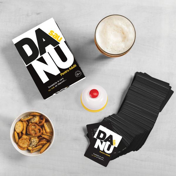 DA sau NU  Pentru Adulti este jocul perfect pentru serile pline de rasete provocari si intrebari incomode la care nu vei vrea sa raspunzi Simplu direct si amuzant acest joc iti testeaza limitele sinceritatii si spiritul de aventura Raspunde cu &bdquoda&rdquo sau &bdquonu&rdquo la intrebarile surprinzatoare si afla cat de bine iti cunosti prietenii atunci cand mastile cad si raspunsurile devin picante Un joc social ideal pentru petreceri seri intre adulti sau momente in 