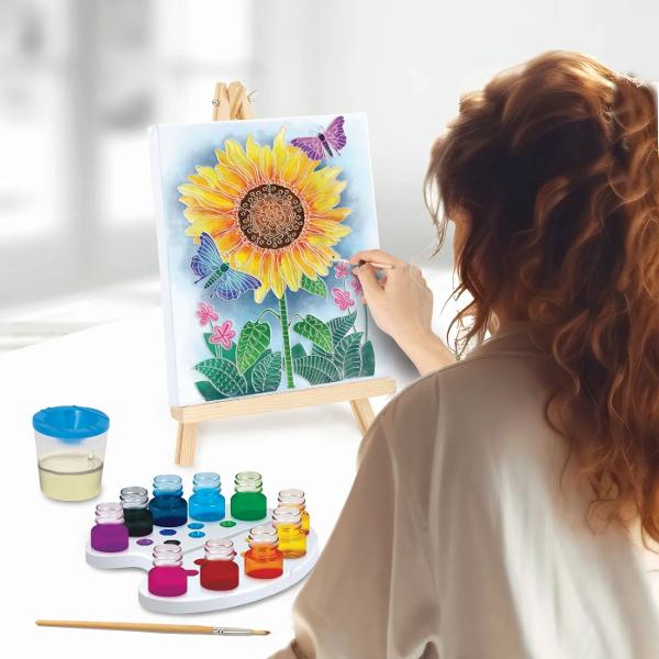 Atelierul de Pictura Acuarela este setul perfect pentru copiii care vor sa descopere arta picturii in acuarela Pregateste-ti sevaletul si incepe aventura creativa cu unul dintre cele sase cartonase preimprimate cu contururi cerate &ndash; o tehnica speciala care te ajuta sa pictezi liber si fara teama obtinand rezultate spectaculoase Dupa ce capeti incredere poti trece la panza alba si crea propriile tale desene experimentand combinatii de culori si amestecuri unice Ghidul ilustrat pas 