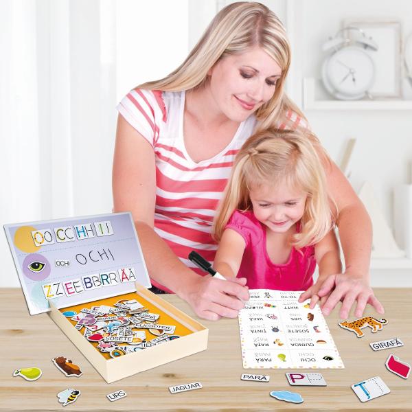 O jucarie educativa progresiv creat special pentru copiii de la 5 ani care transforma invatarea literelor intr-o activitate distractiva si interactiva Plansetele colorate ii incurajeaza pe cei mici sa invete sa citeasca si sa scrie prin exercitii simple si captivante Pas cu pas copilul invata sa asocieze obiectele cu literele corespunzatoare sa exerseze scrierea si sa formeze primele sale cuvinte Datorita markerului special si buretelui incluse exercitiile pot fi sterse si reluate de 