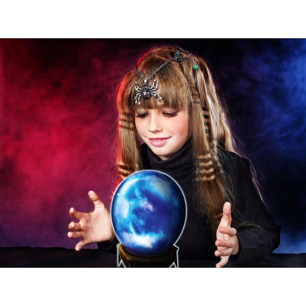 Set stiinta vrajitorilor Ti-ai imaginat vreodata ca intri intr-o scoala a vrajitoriei stiintifice Invata cum sa faci obiectele sa leviteze la ora de farmece si cum sa creezi cerneala invizibila si culori teleportante la ora de potiuni Daca dovedesti ca esti un adevarat vrajitor s-ar putea chiar sa descoperi creaturi magice si sa inveti cum sa faci un ou de dragon Continutul kitului cutie de magie forma de carte  clasa pana ochelari de vrajitor carduri MagiZoologie card pentru 