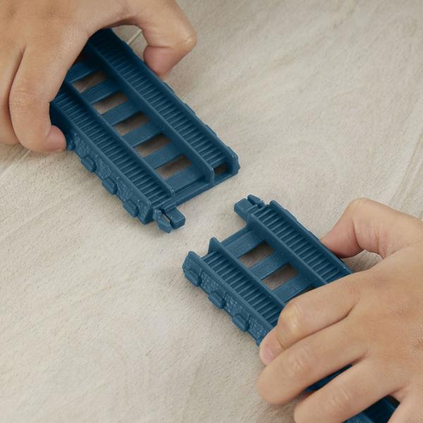 Experimenteaza magia din Sodor cu Constructia de Ridicare si &Icircncarcare a lui Diesel Un set plin de actiune si joaca creativa care combina bucuria lui Thomas the Train cu imaginatia constructiei Ridica si coboara marfa Diesel si Vagonul Problematic livreaza marfa iar tu poti folosi liftul pentru a le aduce la jgheabul de descarcare Actiune palpitanta Urmareste cum butoaiele se rostogolesc pe jgheab si ajung in galeata de descarcare pentru a-ti colecta marfa Extensie de joaca pentru 