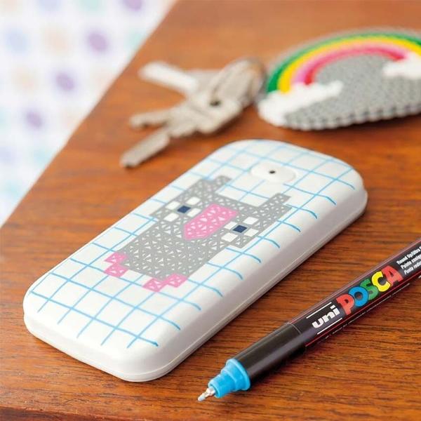 Setul de 8 markere UNI Posca PC-1MR Metallic M1513 ofer&259; precizia unui instrument profesional &537;i str&259;lucirea culorilor metalice fiind ideal pentru arti&537;ti ilustratori graficieni &537;i pasiona&539;i de craft Cu v&acirc;rf extra-fin de 07 mm &icirc;mbr&259;cat &icirc;n metal pentru durabilitate &537;i control aceste markere sunt perfecte pentru detalii contururi fine &537;i accente decorativeCele 8 culori metalizate argintiu auriu albastru 