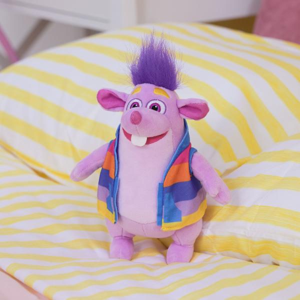 Acest plus inspirat din universul Dora este realizat din materiale moi si placute la atingere fiind ideal pentru joaca imbratisare si momentele de relaxare ale copiilor Designul colorat si prietenos il face usor de recunoscut si atractiv iar dimensiunea sa este potrivita pentru mainile celor mici putand fi oriunde cu usurinta Jucaria incurajeaza jocul de rol imaginatia si dezvoltarea emotionala oferind copiilor un companion de incredere in aventurile zilnice Este o alegere potrivita 